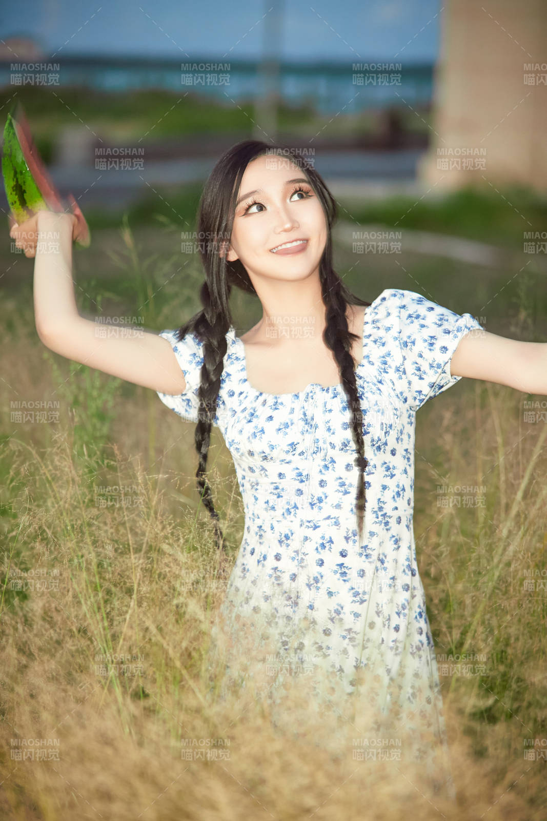 夏天在公园湖边开心吃西瓜的美女图片