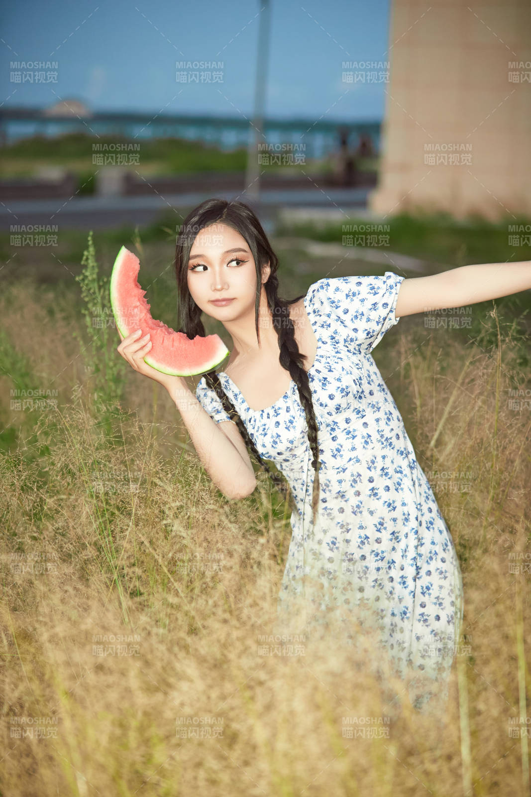 夏天在公园湖边开心吃西瓜的美女图片