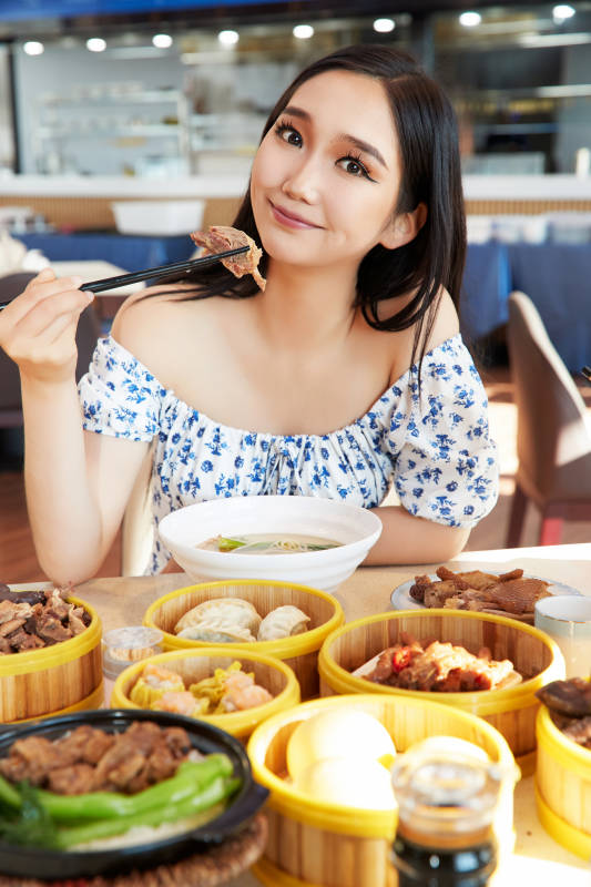 在茶餐厅大吃特吃的美女图片