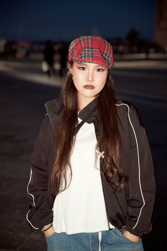 傍晚在湖边欣赏风景拍照的亚洲美女图片