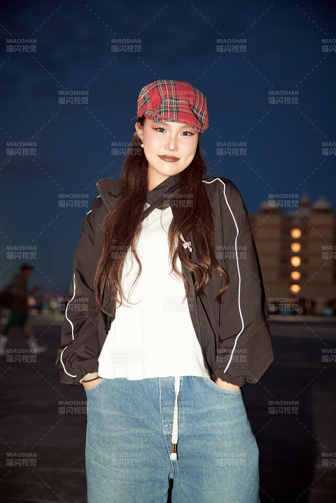 傍晚在湖边欣赏风景拍照的亚洲美女图片