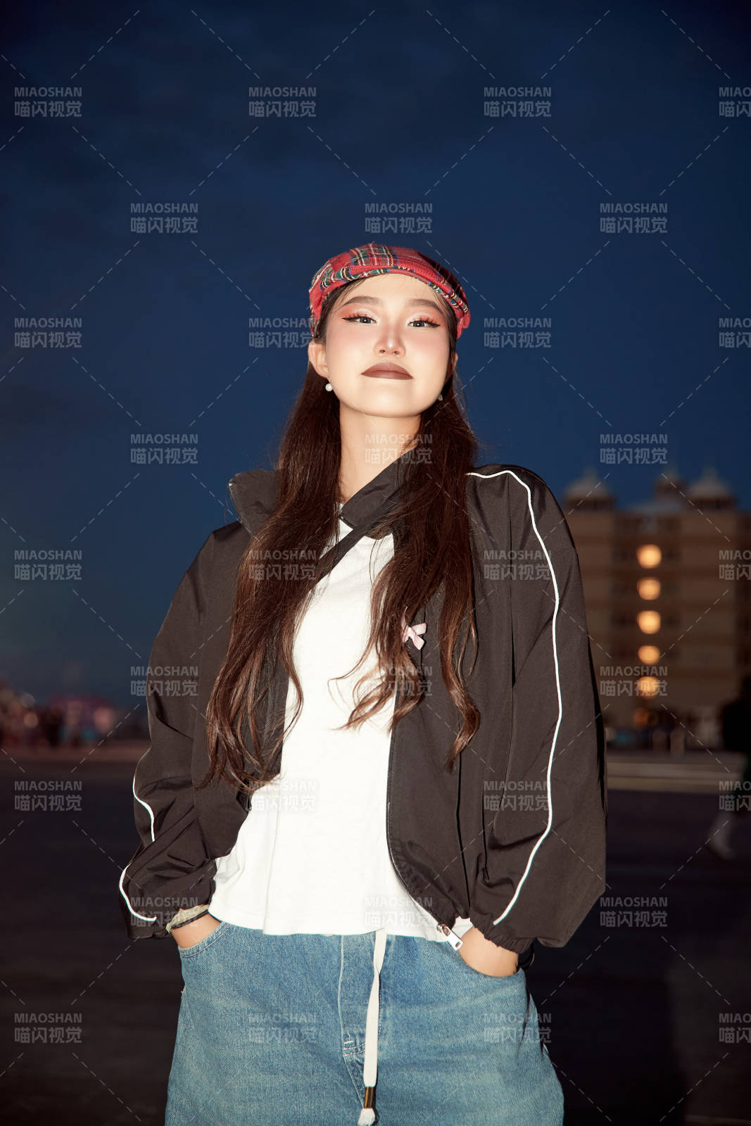 傍晚在湖边欣赏风景拍照的亚洲美女图片