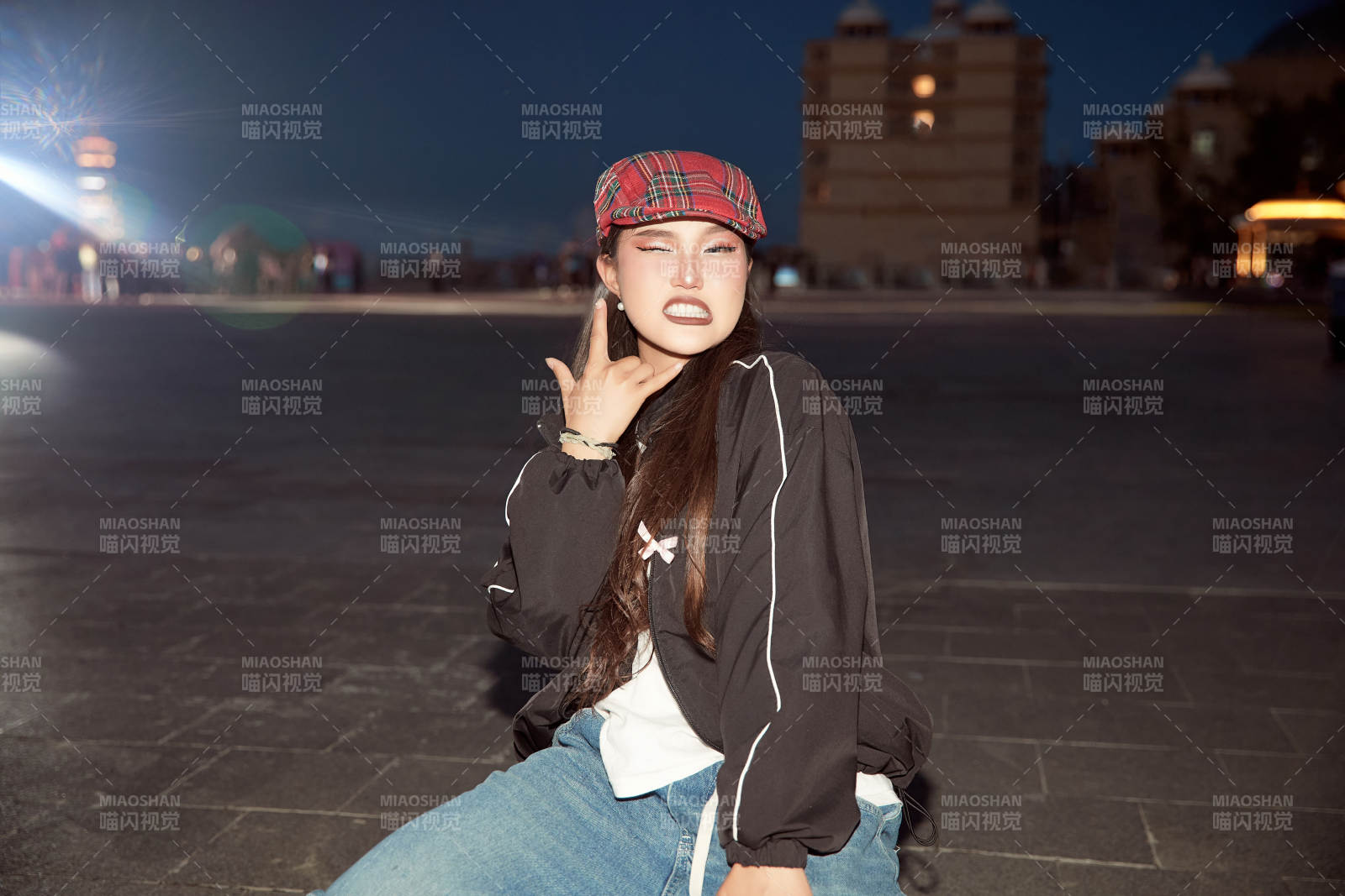 傍晚在湖边欣赏风景拍照的亚洲美女图片