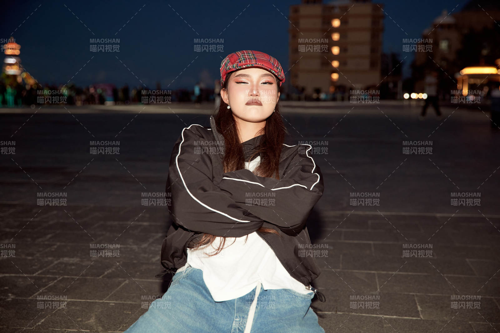 傍晚在湖边欣赏风景拍照的亚洲美女图片