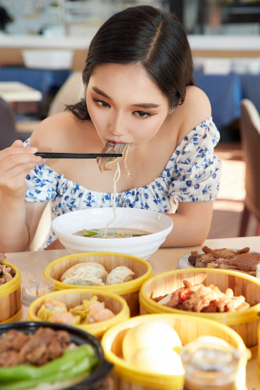 在茶餐厅大吃特吃的美女图片