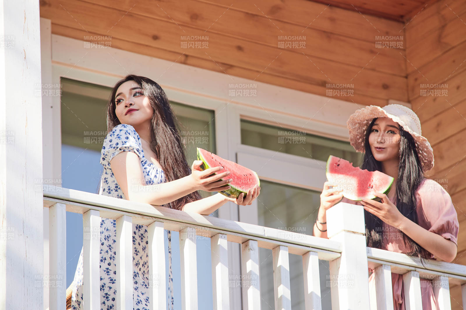 夏天在木质别墅门廊外吃西瓜的美女图片