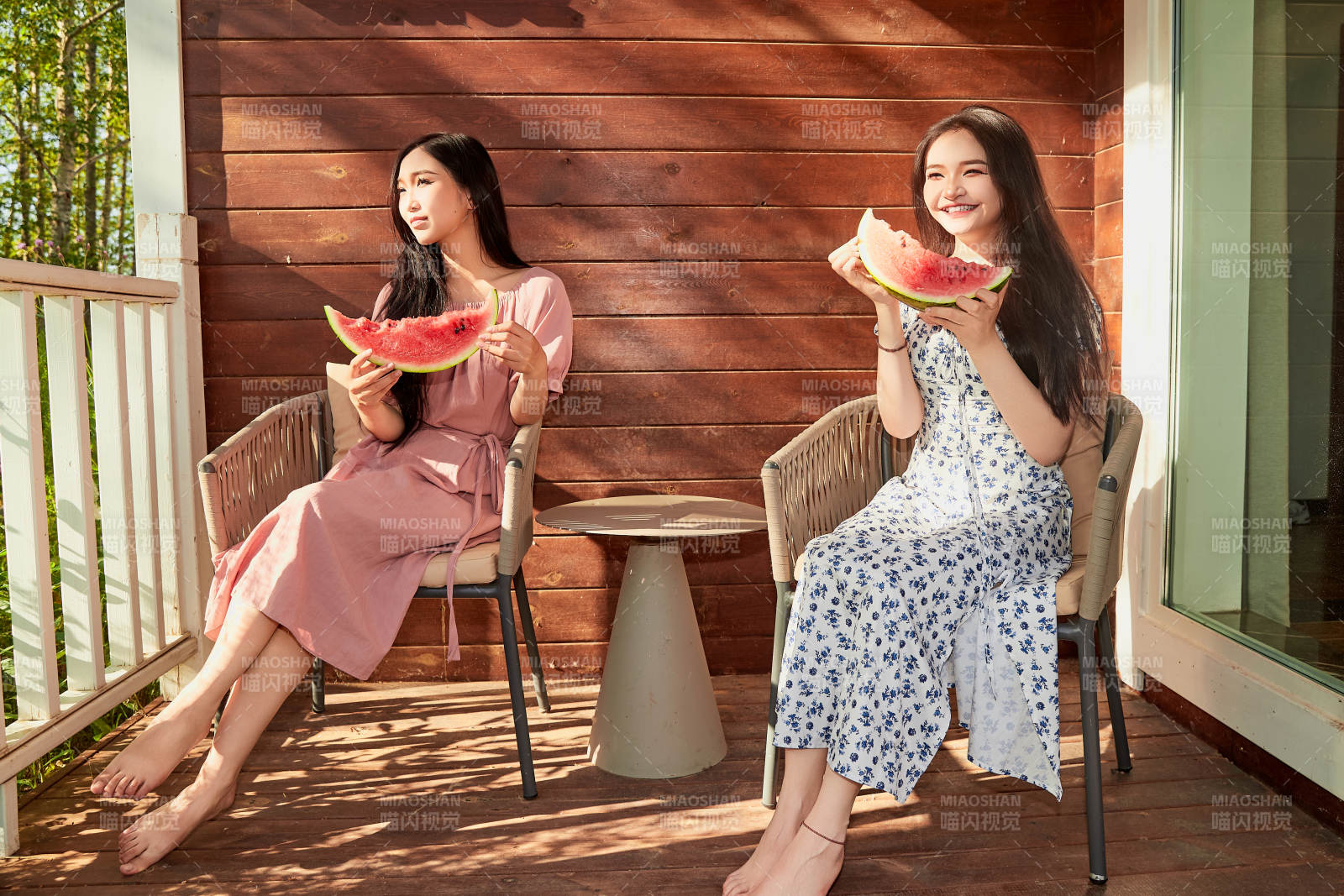 夏天在木质别墅门廊外吃西瓜的美女图片