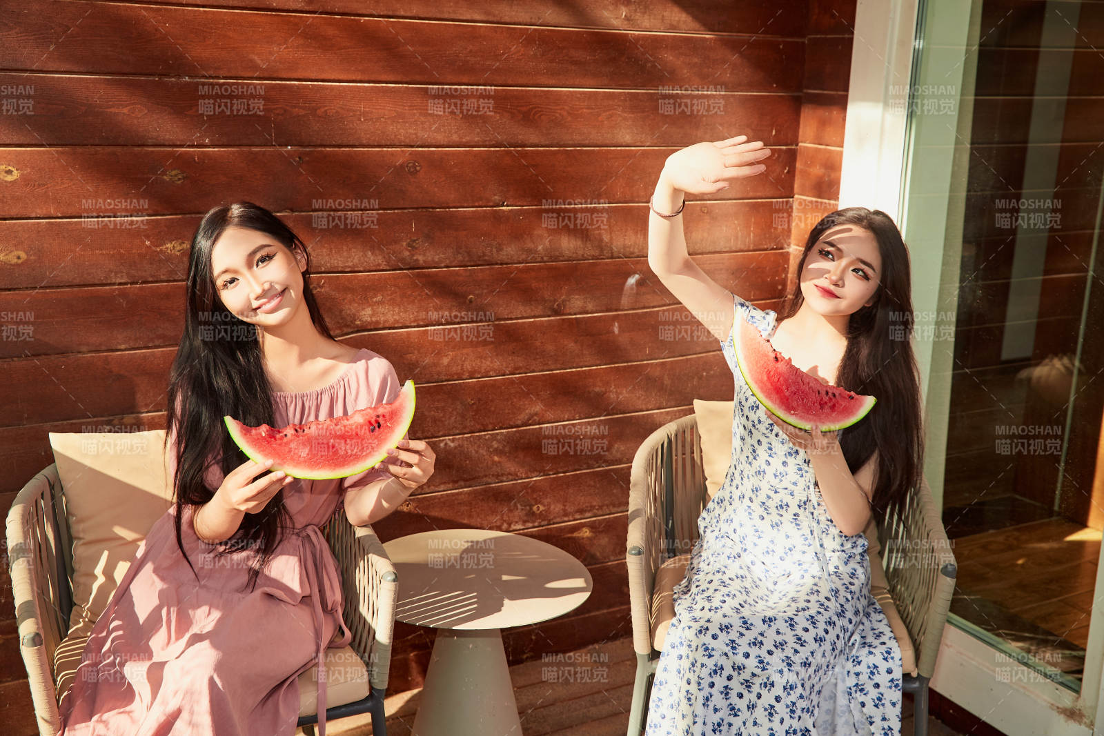 夏天在木质别墅门廊外吃西瓜的美女图片