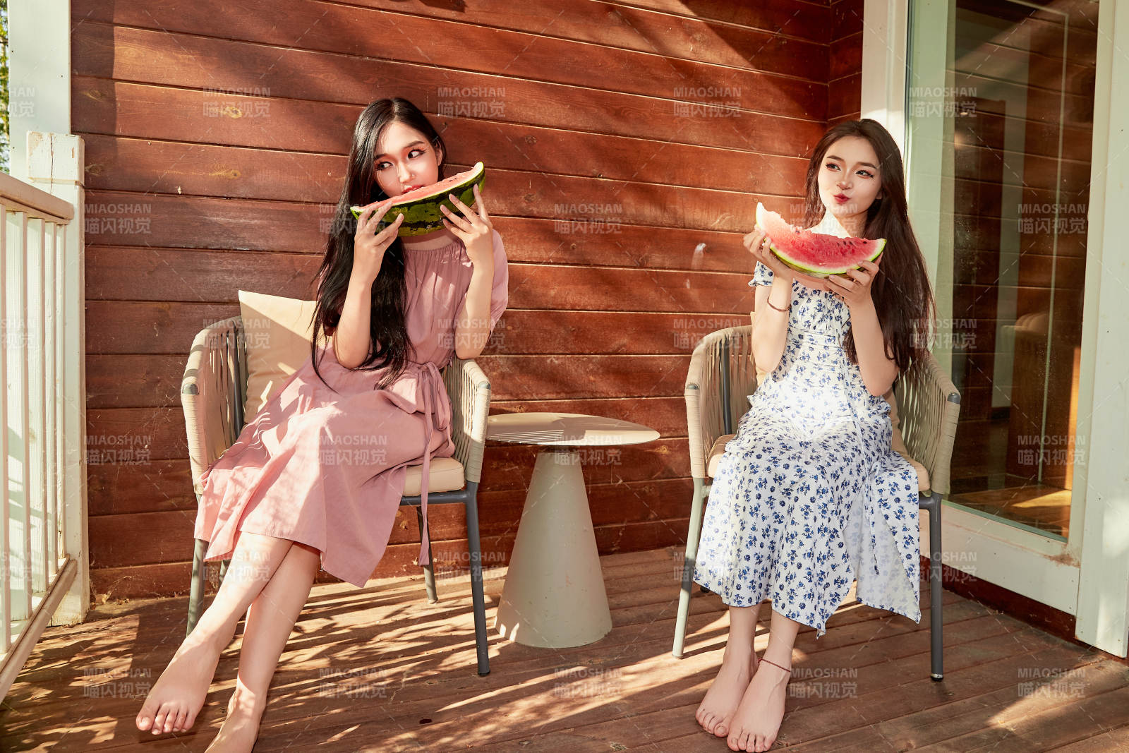 夏天在木质别墅门廊外吃西瓜的美女图片