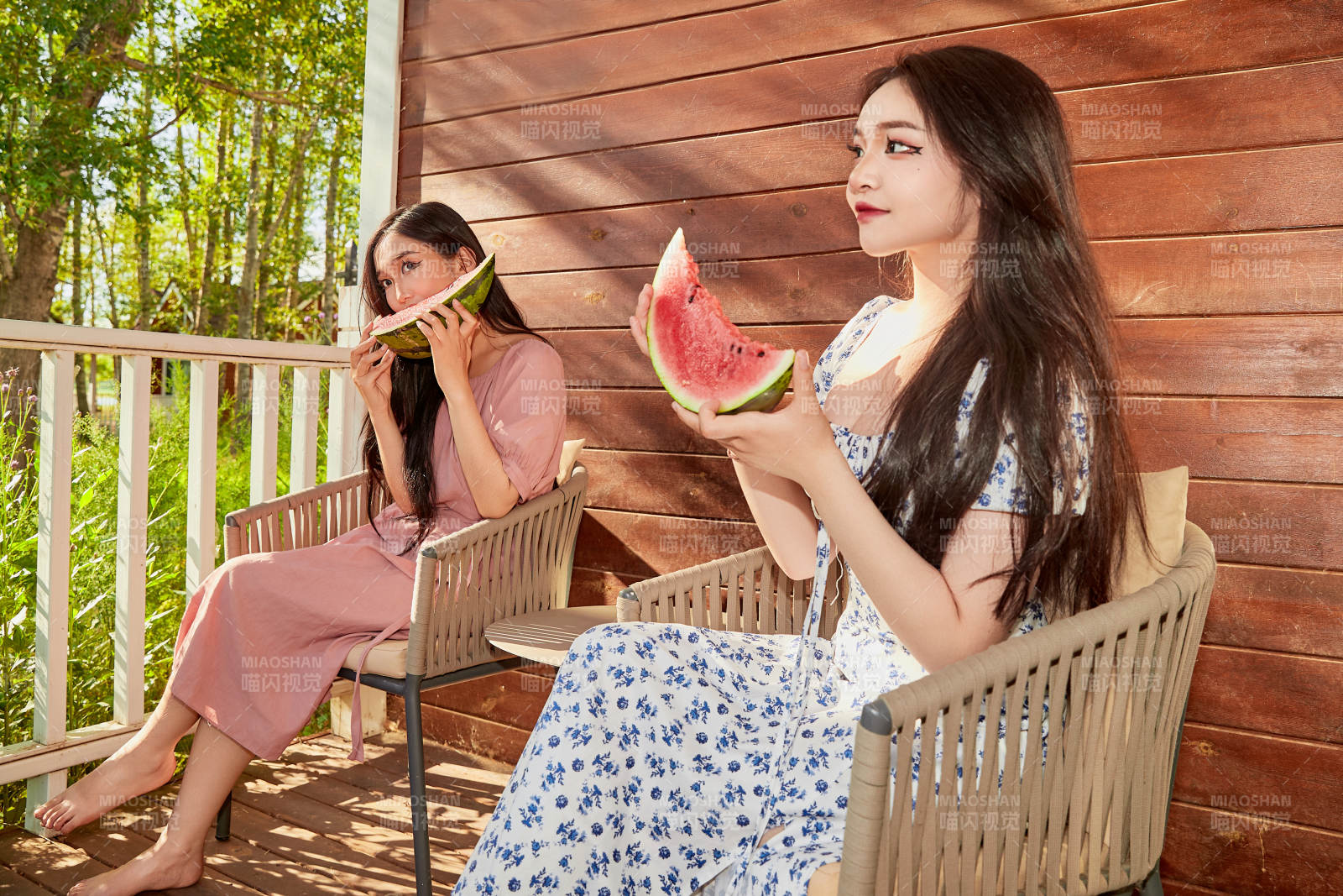 夏天在木质别墅门廊外吃西瓜的美女图片