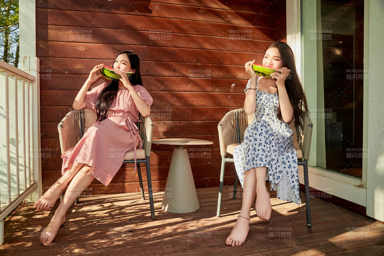 夏天在木质别墅门廊外吃西瓜的美女图片