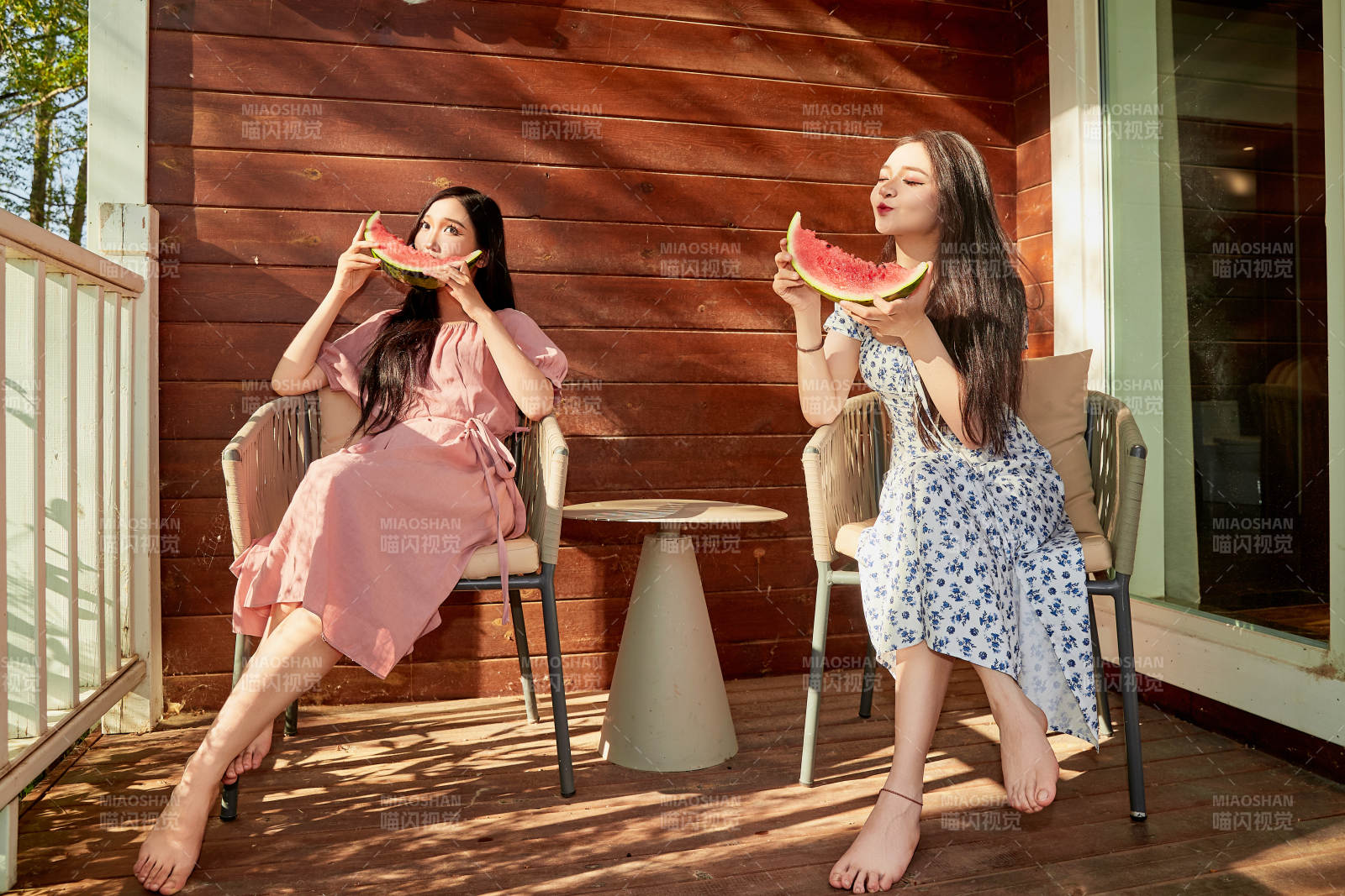 夏天在木质别墅门廊外吃西瓜的美女图片