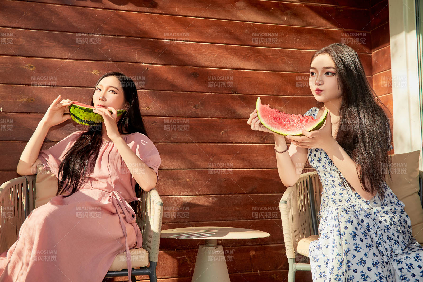 夏天在木质别墅门廊外吃西瓜的美女图片