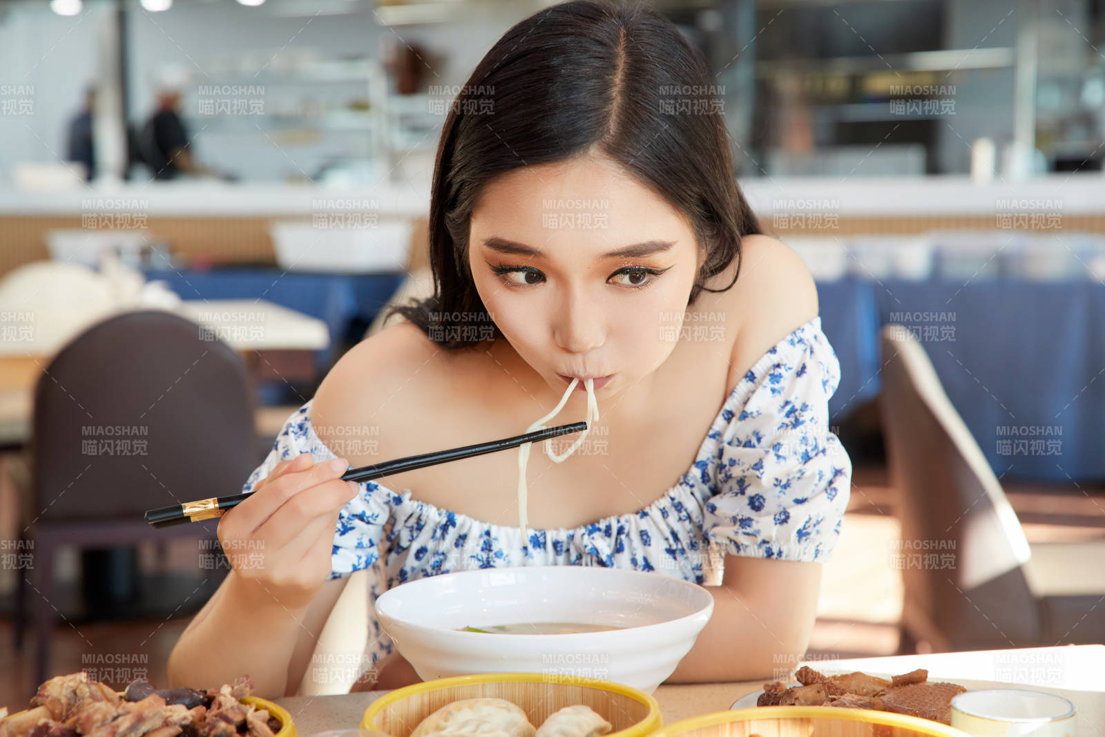 在茶餐厅大吃特吃的美女图片
