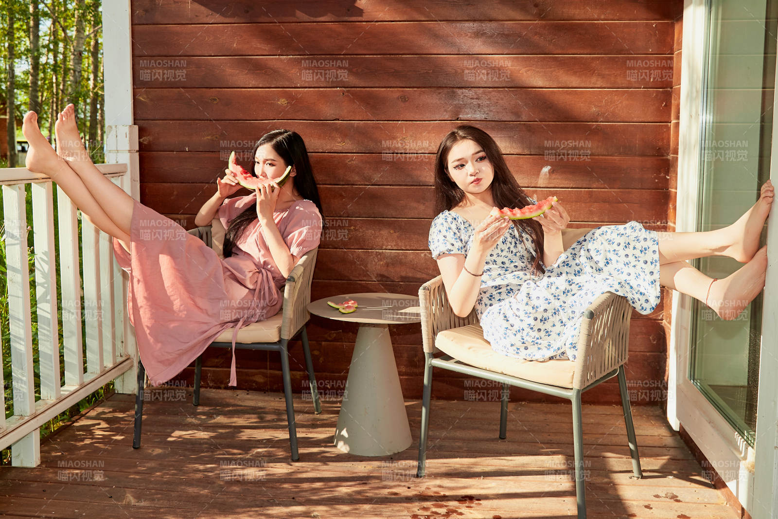 夏天在木质别墅门廊外吃西瓜的美女图片