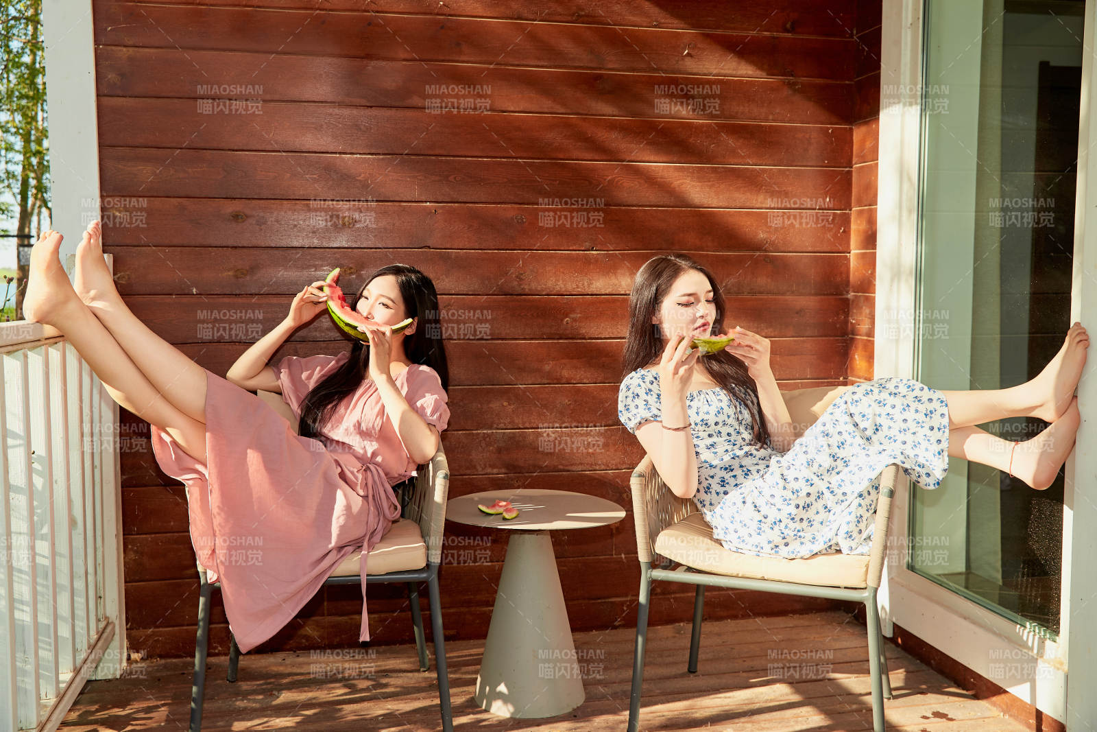夏天在木质别墅门廊外吃西瓜的美女图片