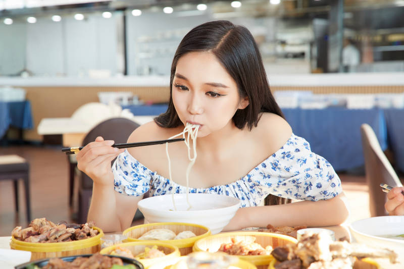 在茶餐厅大吃特吃的美女图片