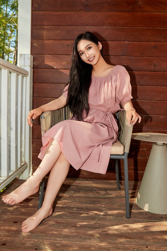 夏天在别墅门庭外休息的亚洲美女图片