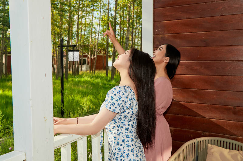 夏天在别墅门庭外拍照欣赏风景的亚洲美女图片