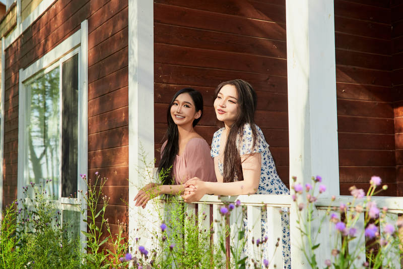 夏天在别墅门庭外拍照欣赏风景的亚洲美女图片