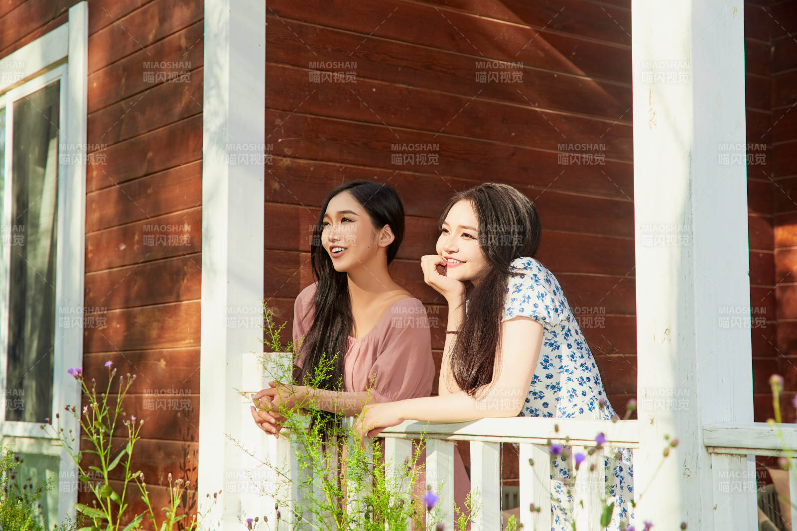 夏天在别墅门庭外拍照欣赏风景的亚洲美女图片