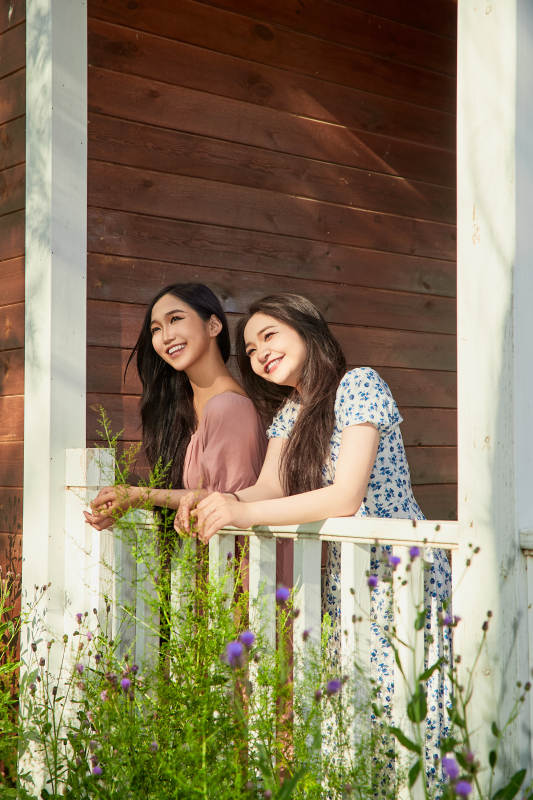 夏天在别墅门庭外拍照欣赏风景的亚洲美女图片