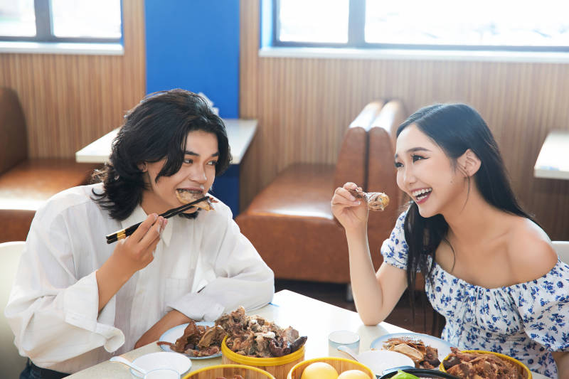 在茶餐厅大吃特吃的东方情侣图片