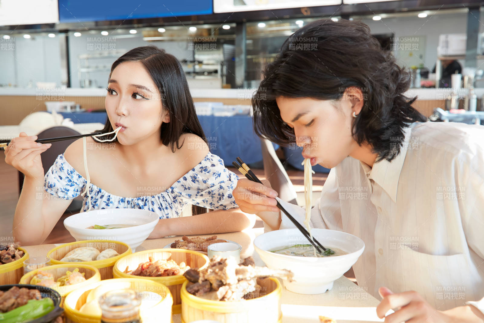 在茶餐厅大吃特吃的东方情侣图片