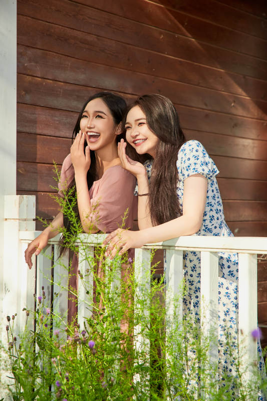 夏天在别墅门庭外拍照欣赏风景的亚洲美女图片