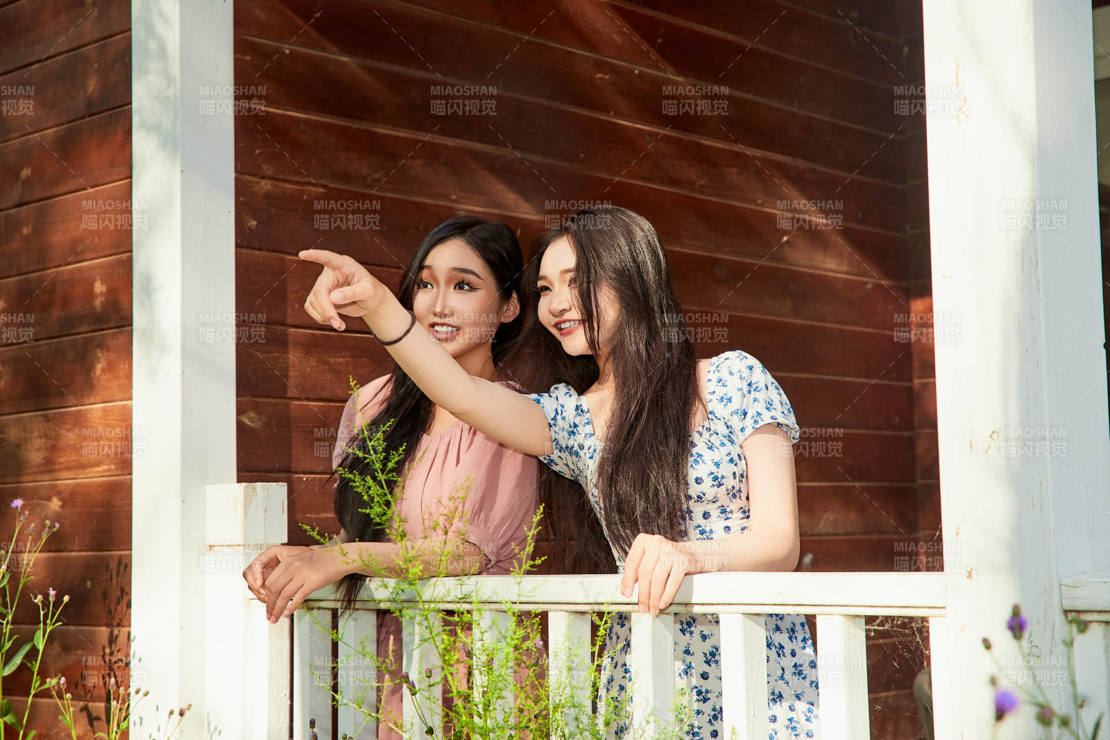 夏天在别墅门庭外拍照欣赏风景的亚洲美女图片