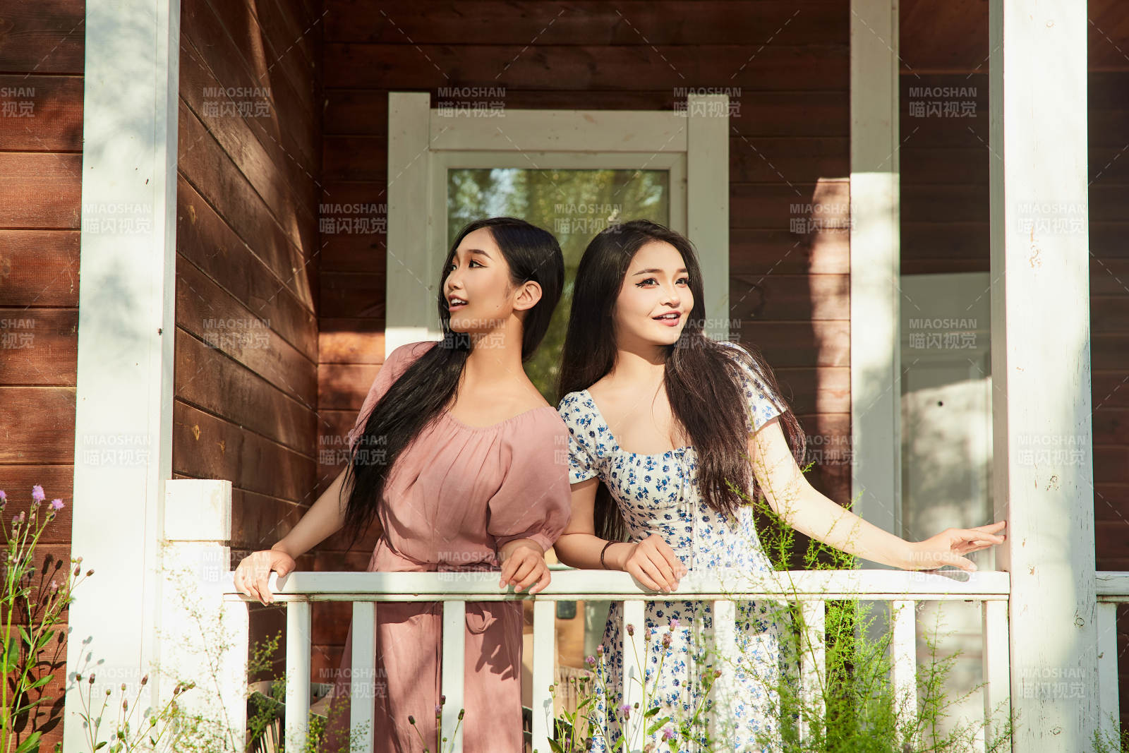 夏天在别墅门庭外拍照欣赏风景的亚洲美女图片