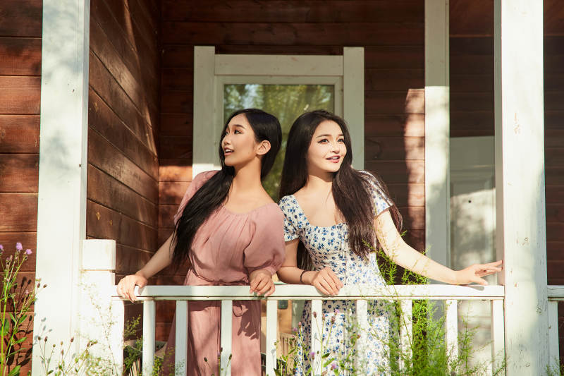 夏天在别墅门庭外拍照欣赏风景的亚洲美女图片