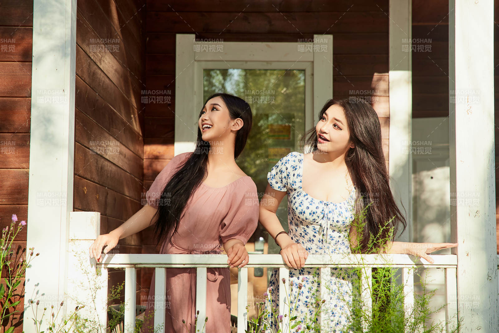 夏天在别墅门庭外拍照欣赏风景的亚洲美女图片