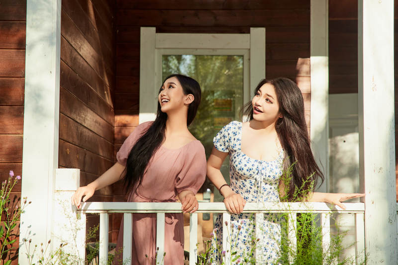 夏天在别墅门庭外拍照欣赏风景的亚洲美女图片