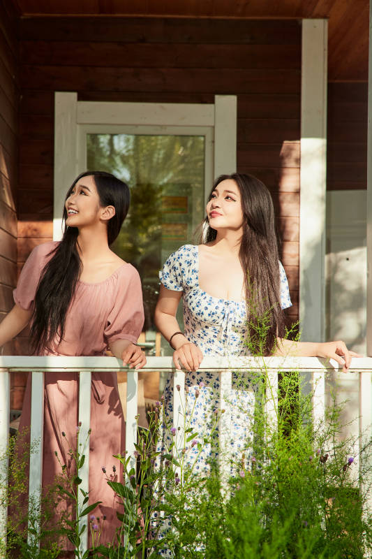 夏天在别墅门庭外拍照欣赏风景的亚洲美女图片