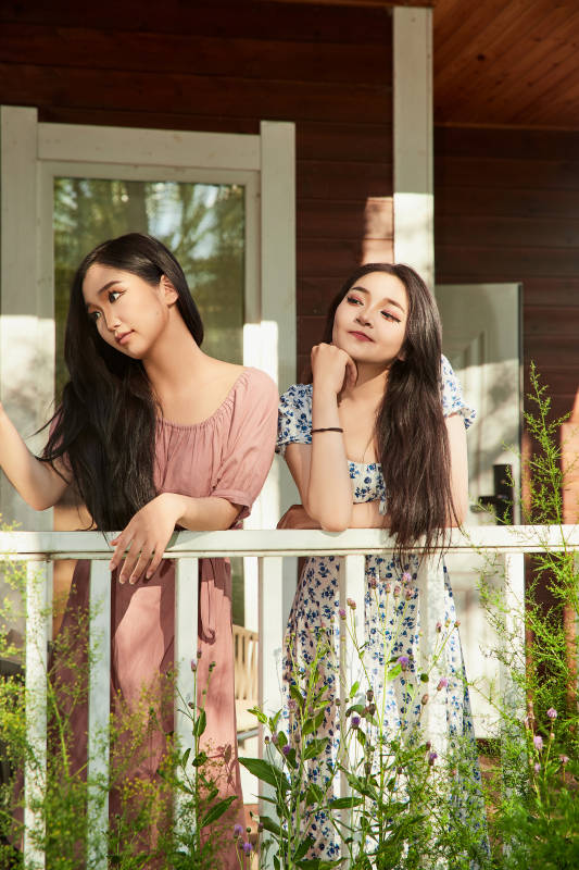 夏天在别墅门庭外拍照欣赏风景的亚洲美女图片