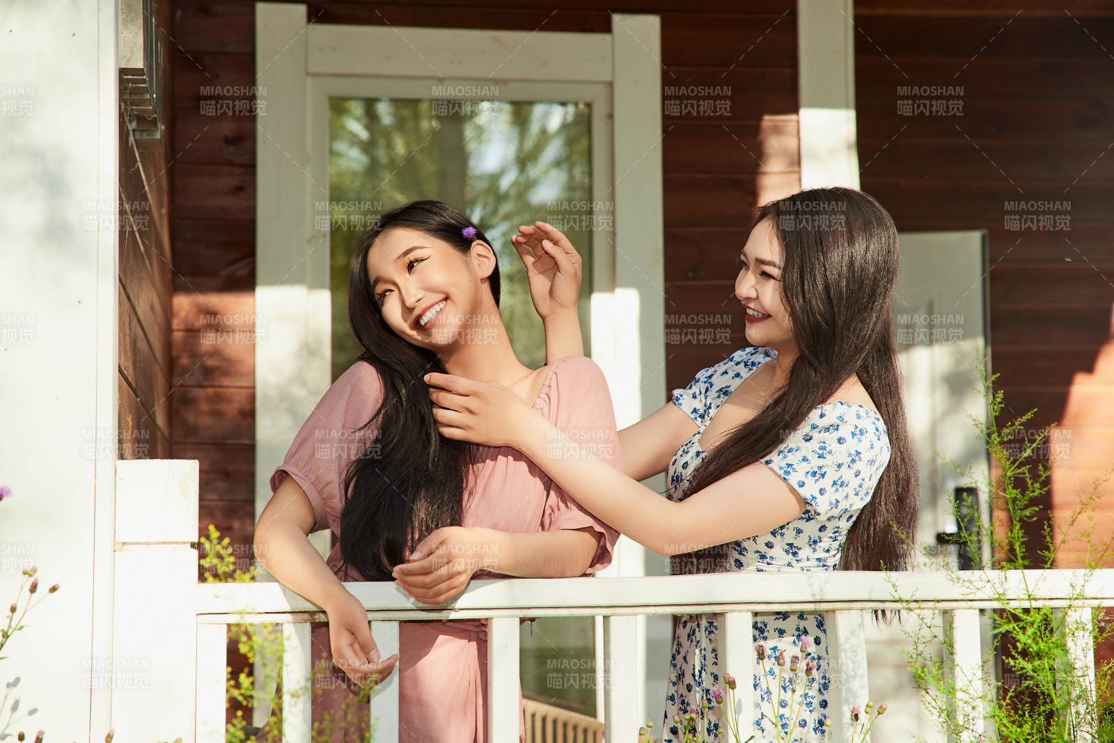 夏天在别墅门庭外拍照欣赏风景的亚洲美女图片