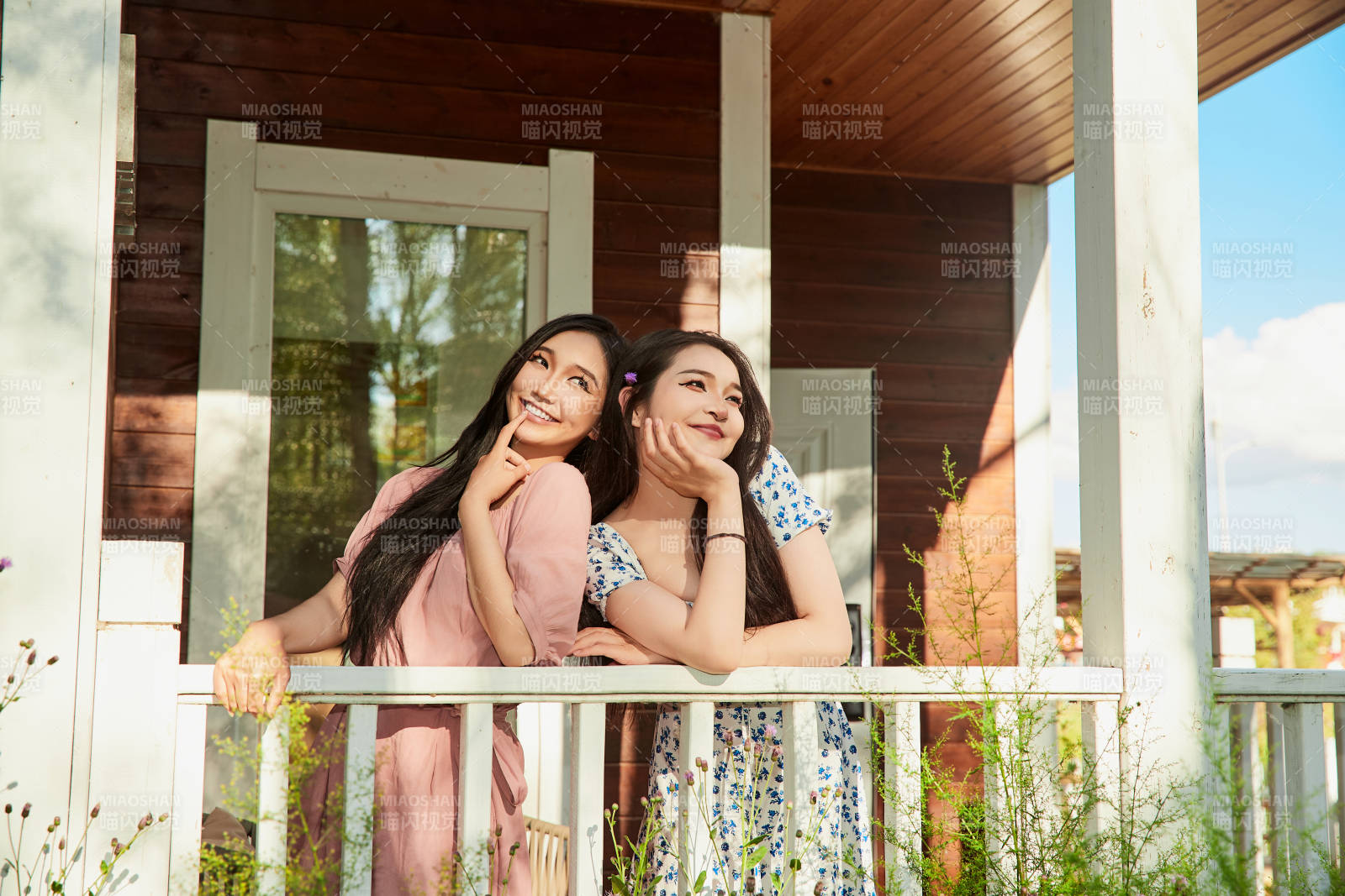 夏天在别墅门庭外拍照欣赏风景的亚洲美女图片
