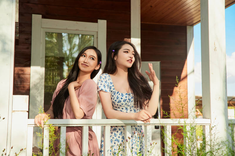 夏天在别墅门庭外拍照欣赏风景的亚洲美女图片