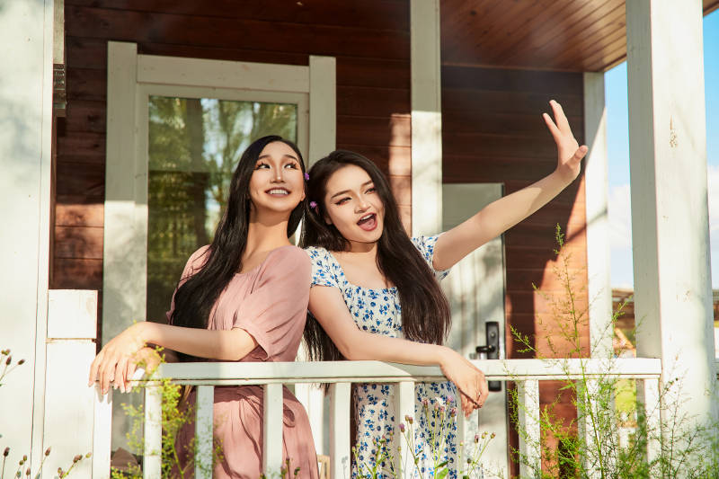 夏天在别墅门庭外拍照欣赏风景的亚洲美女图片