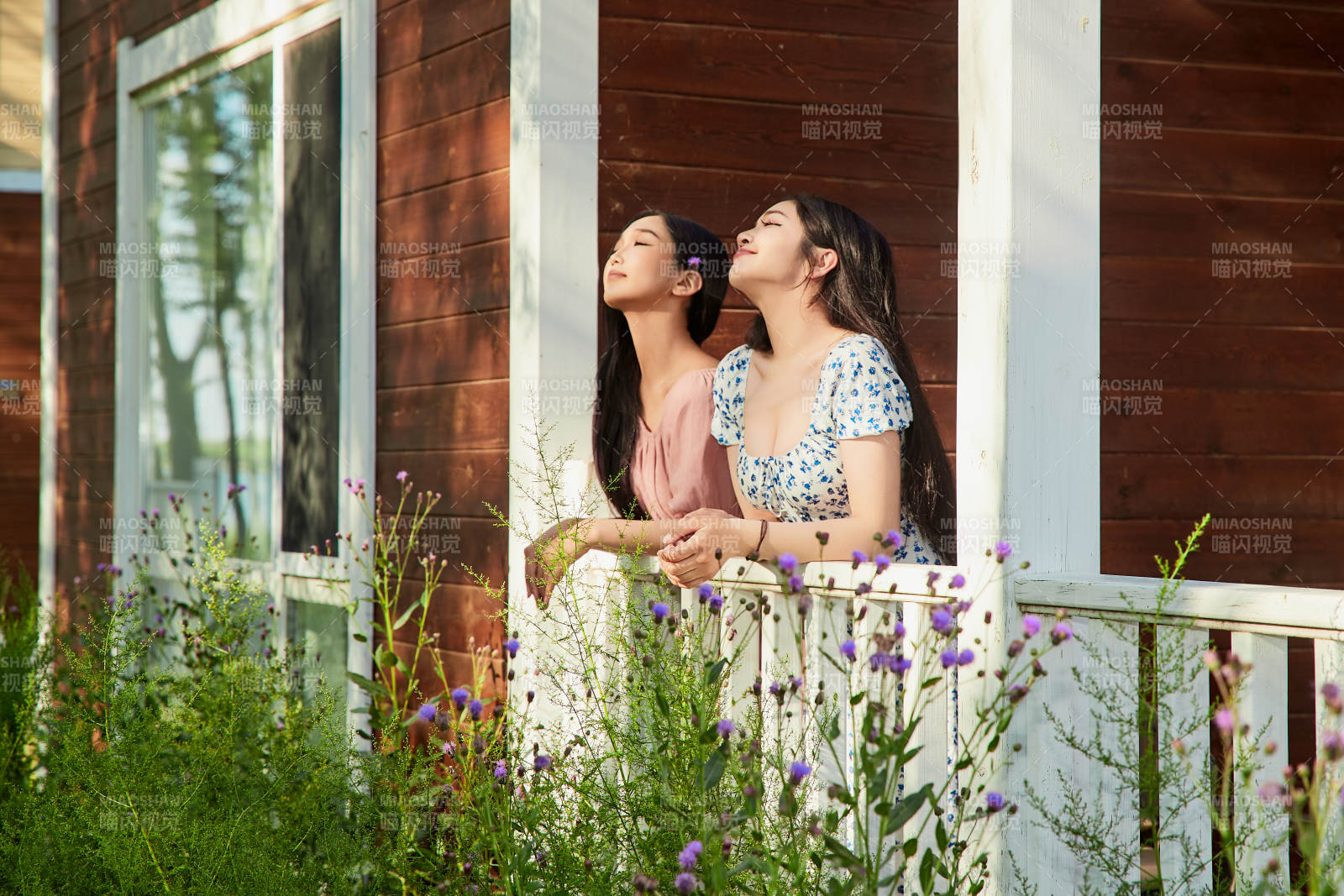 夏天在别墅门庭外拍照欣赏风景的亚洲美女图片