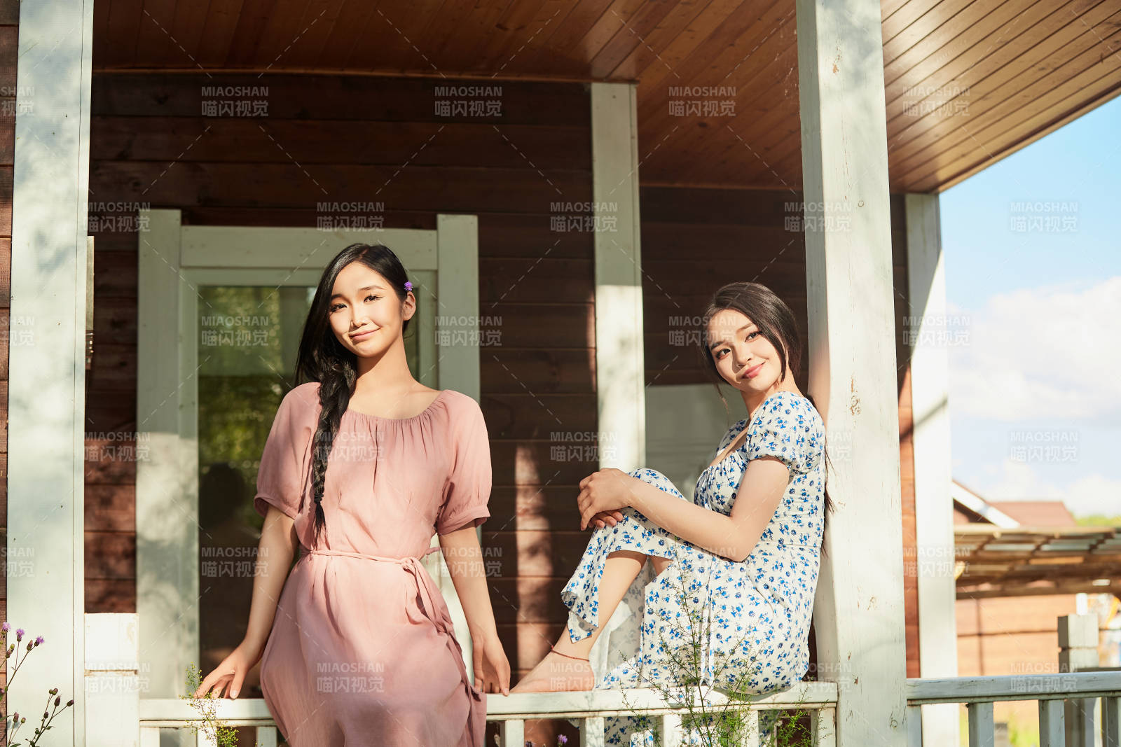 夏天在别墅门庭外拍照欣赏风景的亚洲美女图片