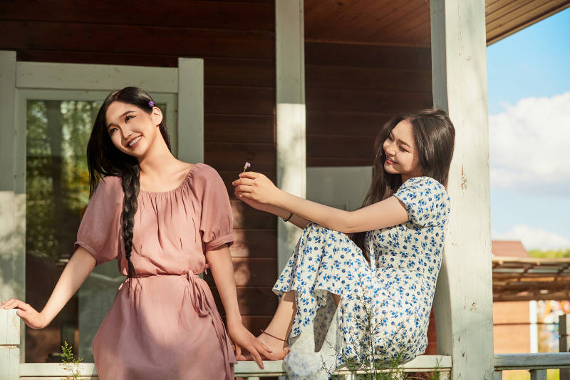 夏天在别墅门庭外拍照欣赏风景的亚洲美女图片