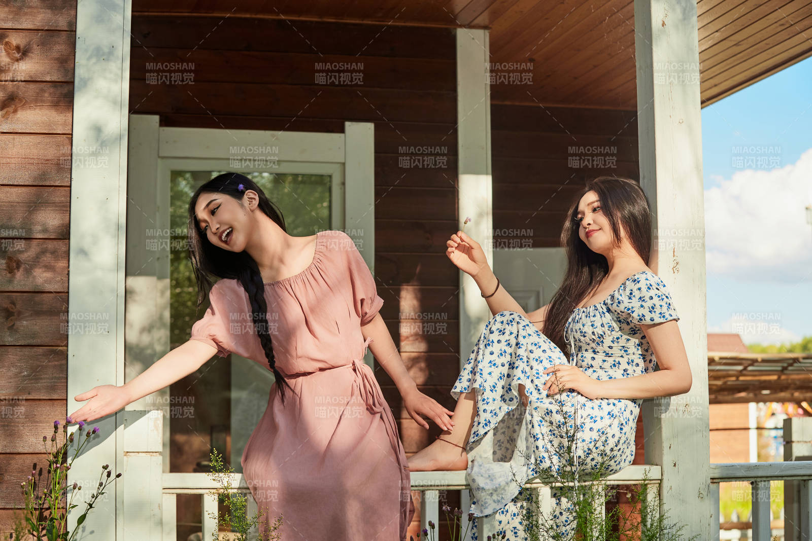 夏天在别墅门庭外拍照欣赏风景的亚洲美女图片