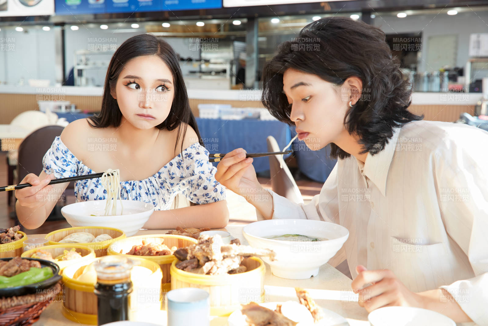 在茶餐厅大吃特吃的东方情侣图片