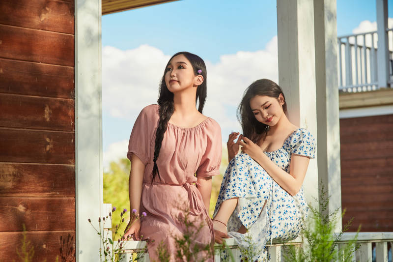 夏天在别墅门庭外拍照欣赏风景的亚洲美女图片