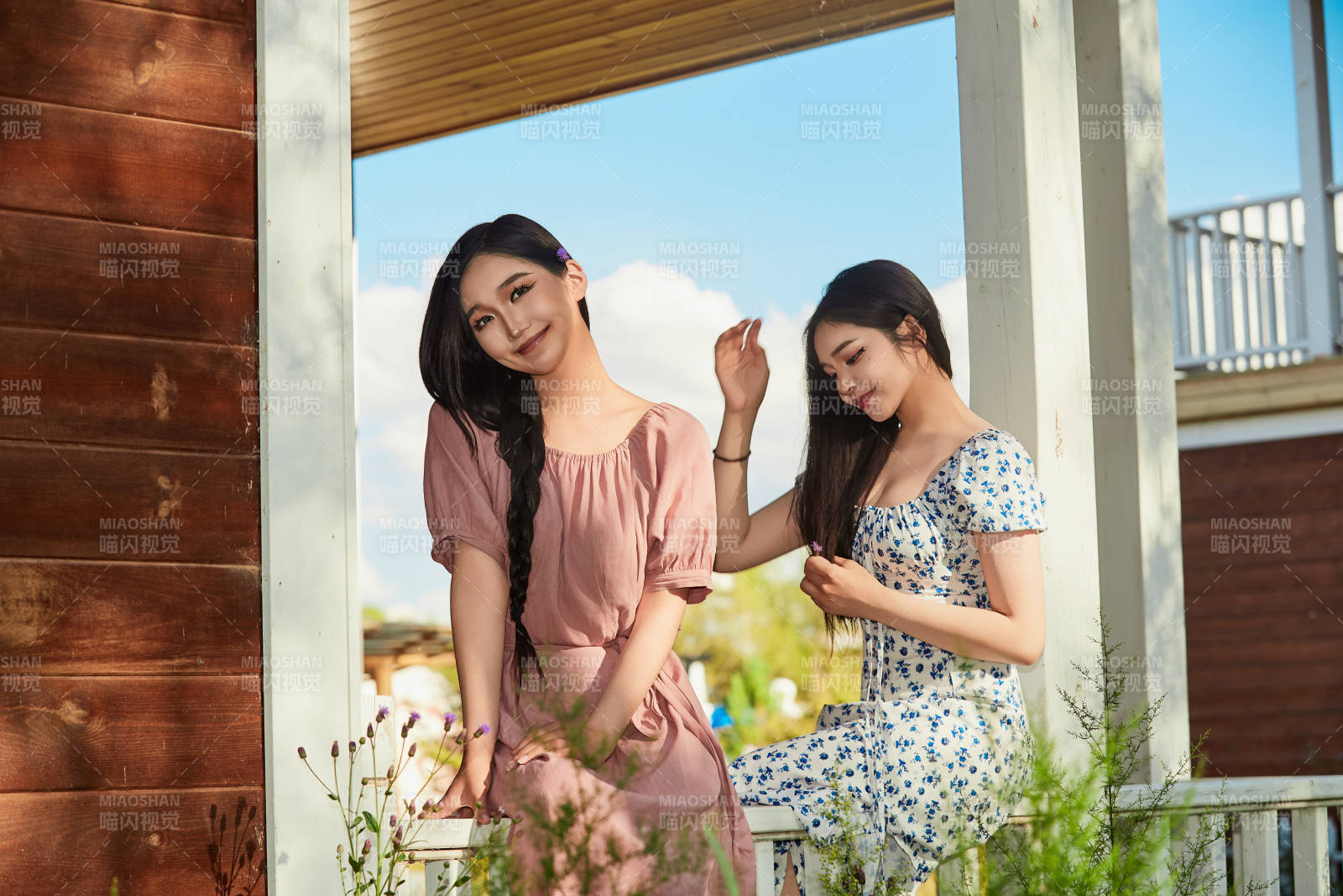 夏天在别墅门庭外拍照欣赏风景的亚洲美女图片