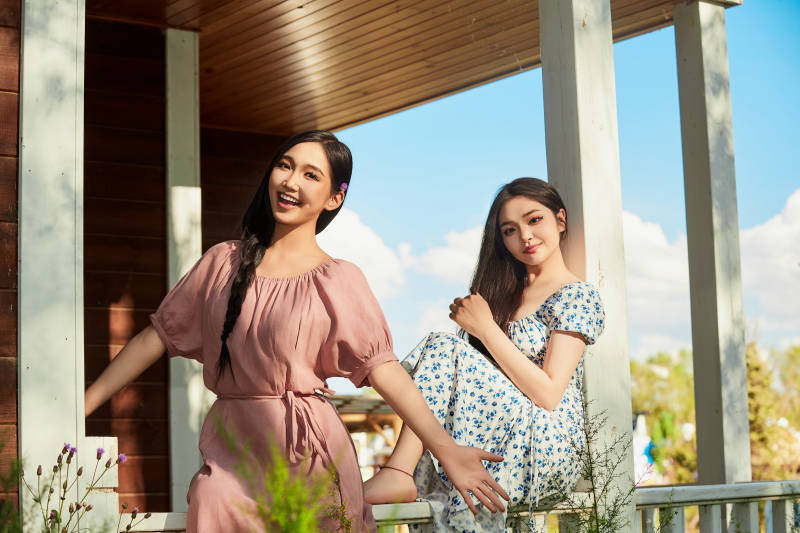 夏天在别墅门庭外拍照欣赏风景的亚洲美女图片