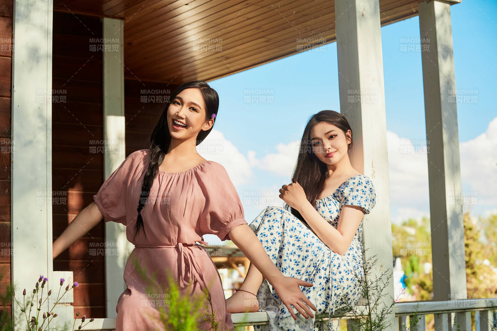 夏天在别墅门庭外拍照欣赏风景的亚洲美女图片