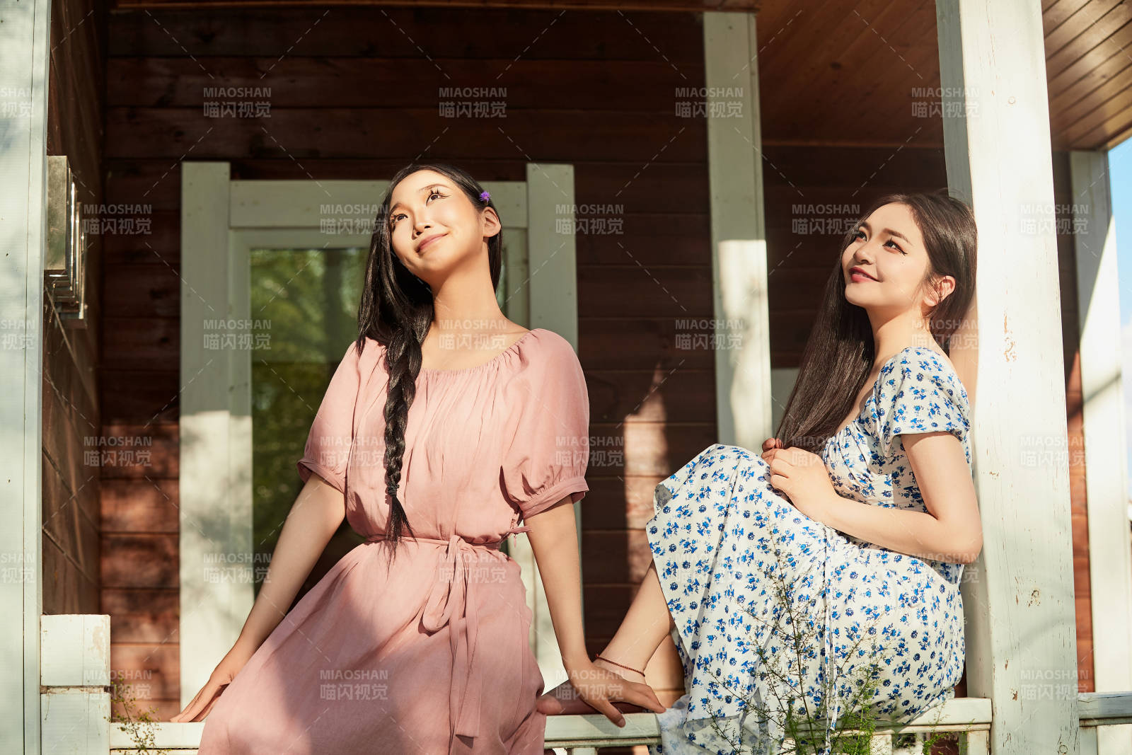 夏天在别墅门庭外拍照欣赏风景的亚洲美女图片